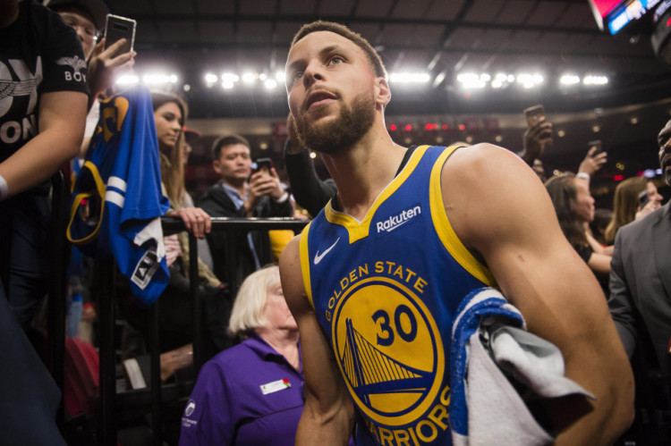 《神圣之门》童话城开启 懵懂少女加冕为王