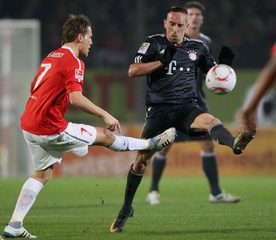 凯恩的冠军梦又悬了？拜仁接连官宣，戴维斯赛季报销，于帕受伤