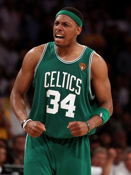 杨紫在大学篮球场上展示球技，男生们对她的歌声赞不绝口…