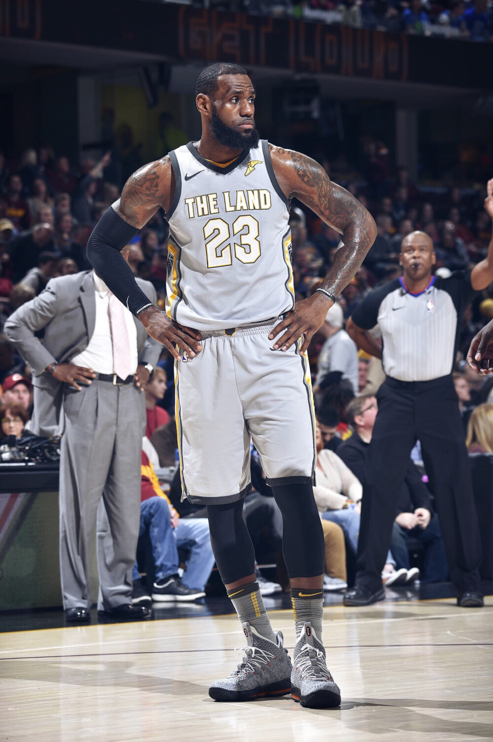 联赛第一！上海末节只丢8分大胜山西豪取9连胜 洛夫顿29+15